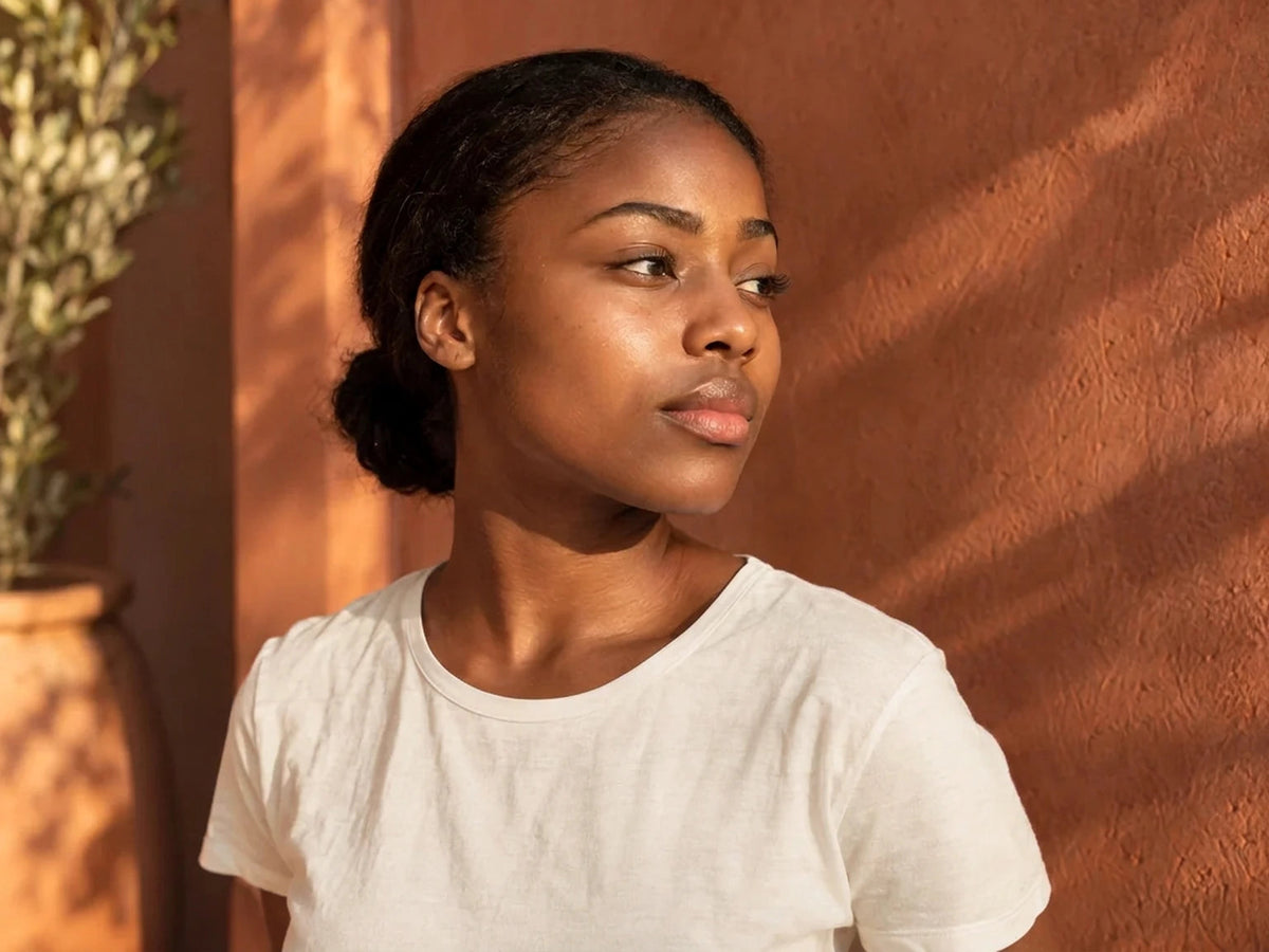 Ragazza di profilo con la luce calda del sole